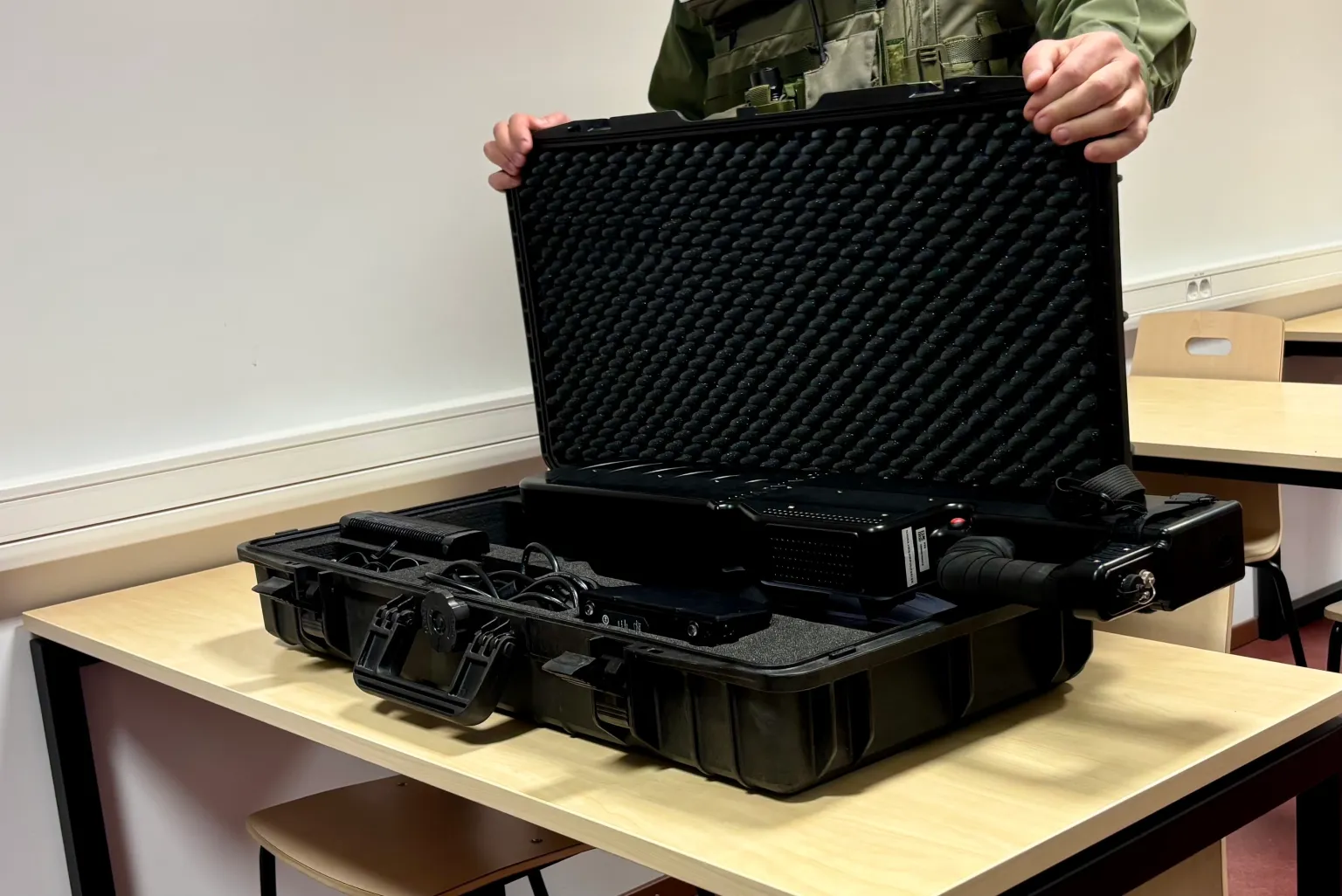 An anti-drone rifle in service with Estonian border guards / Defense Express / Estonia to Deploy a