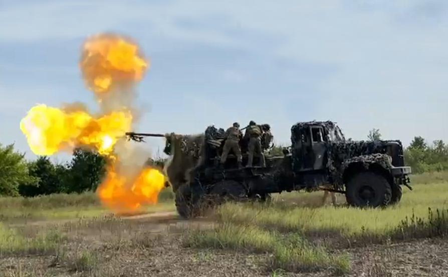 A Ukrainian gun truck with the S-60 autocannon, photographed in September 2022, without any extra counter-drone protection / Defense Express / Roof Off: russians Deploy Convertible Gun Truck With S-60 to Counter Drones