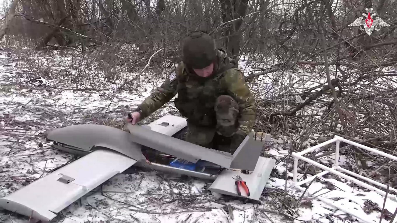 russian troops often assemble the UAV from the parts themselves on the frontline / Defense Express / russian Molniya-2 Kamikaze Drones Now Equipped With Thermobaric Warheads