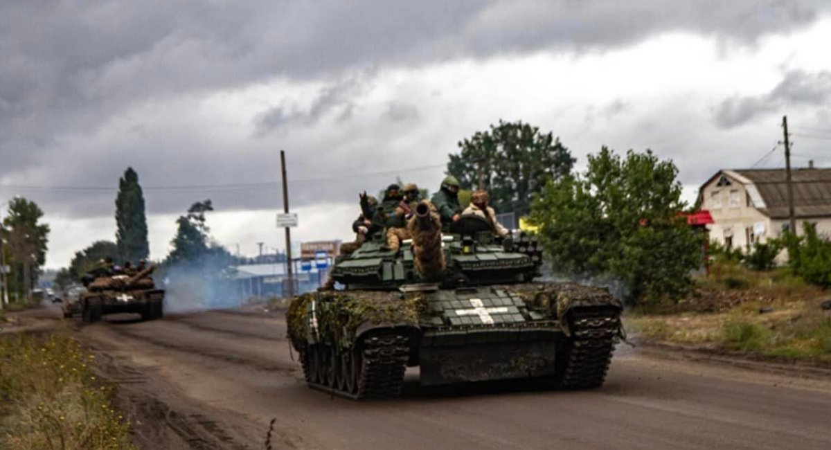 Ukrainian tanks in the liberated city of Izium, Defense Express