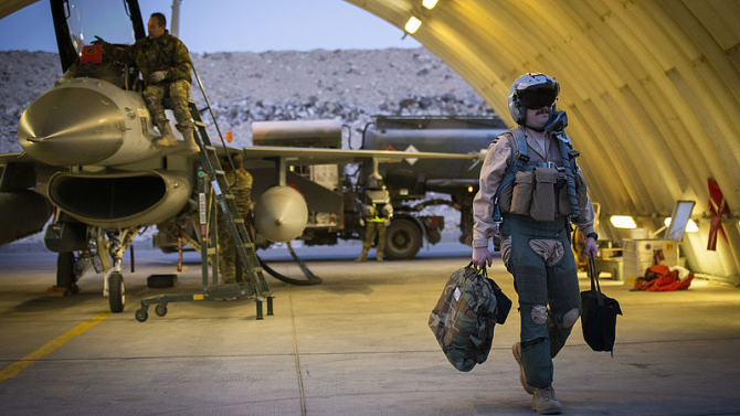 Illustrative photo: U.S. airmen provide maintenance to F-16