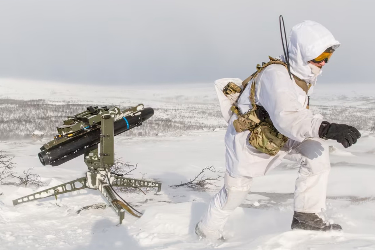 A Norwegian soldier demonstrates the use of the missile system that Norway has now donated to Ukraine Norway Transfers Hellfire Anti-Tank Missiles to Ukraine, Warriors of Ukraine’s Army are Already Trained and Ready to Use Them, Defense Express
