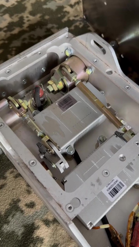 The steering servo inside the UMPK / Defense Express / UMPK Dismantled and Analyzed: What's Inside the russian Kit Turning Dumb FAB Into a Guided Bomb (Video)