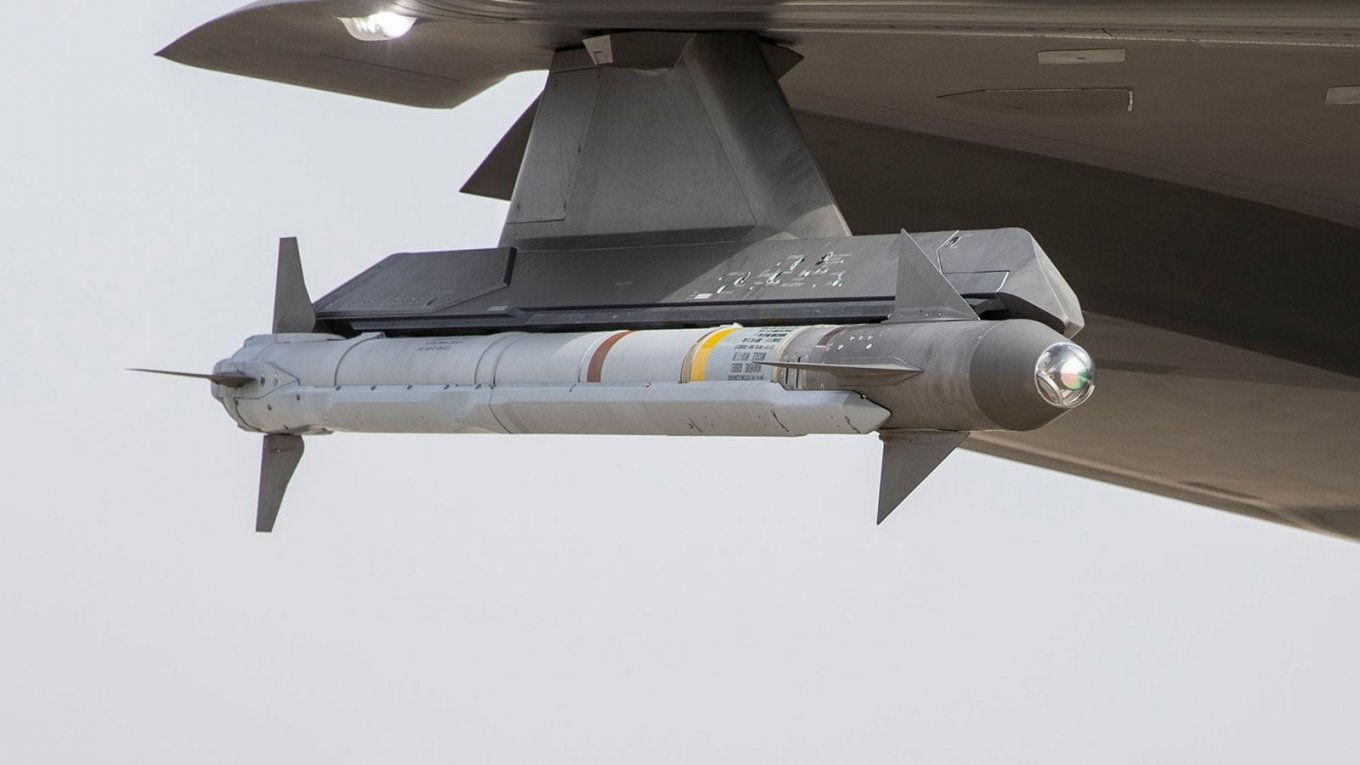 An AIM-9X Sidewinder under the wing of a U.S. fighter / Defense Express / Here's Why Magura V7 Uses the Priciest AIM-9X Missile, Not Ukrainian R-73 or Cheaper AIM-9M
