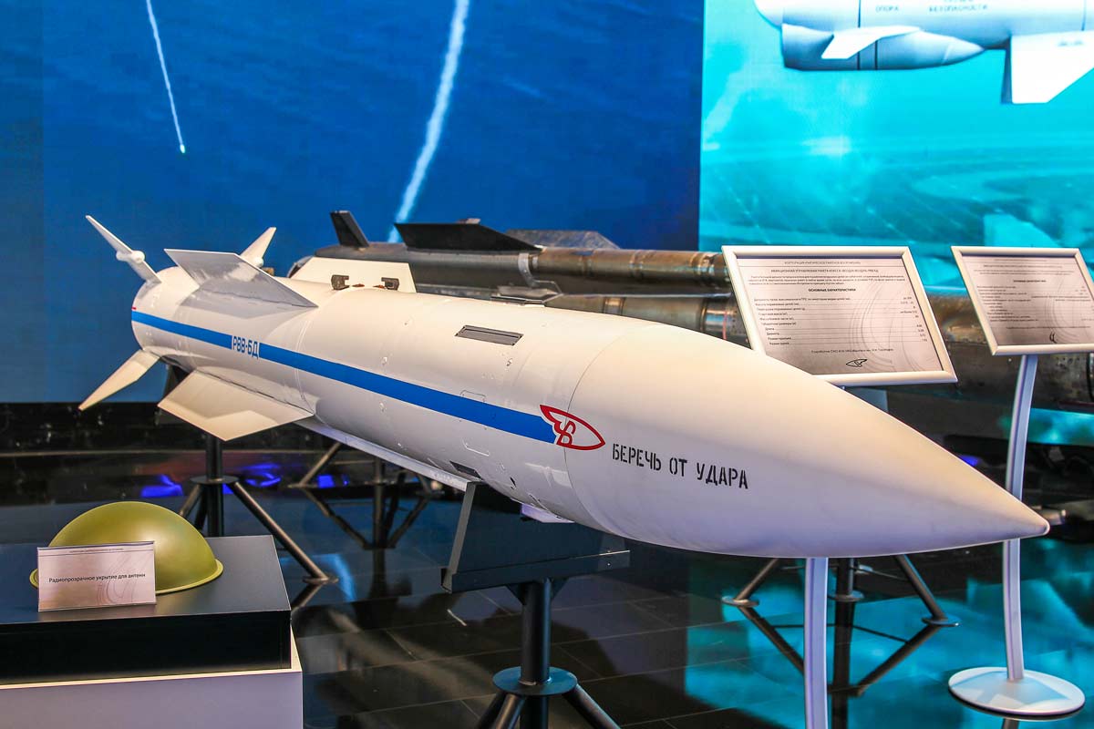 R-37 / Defense Express / U.S. Intel: russia Fields New Nuclear Air-to-Air Missiles