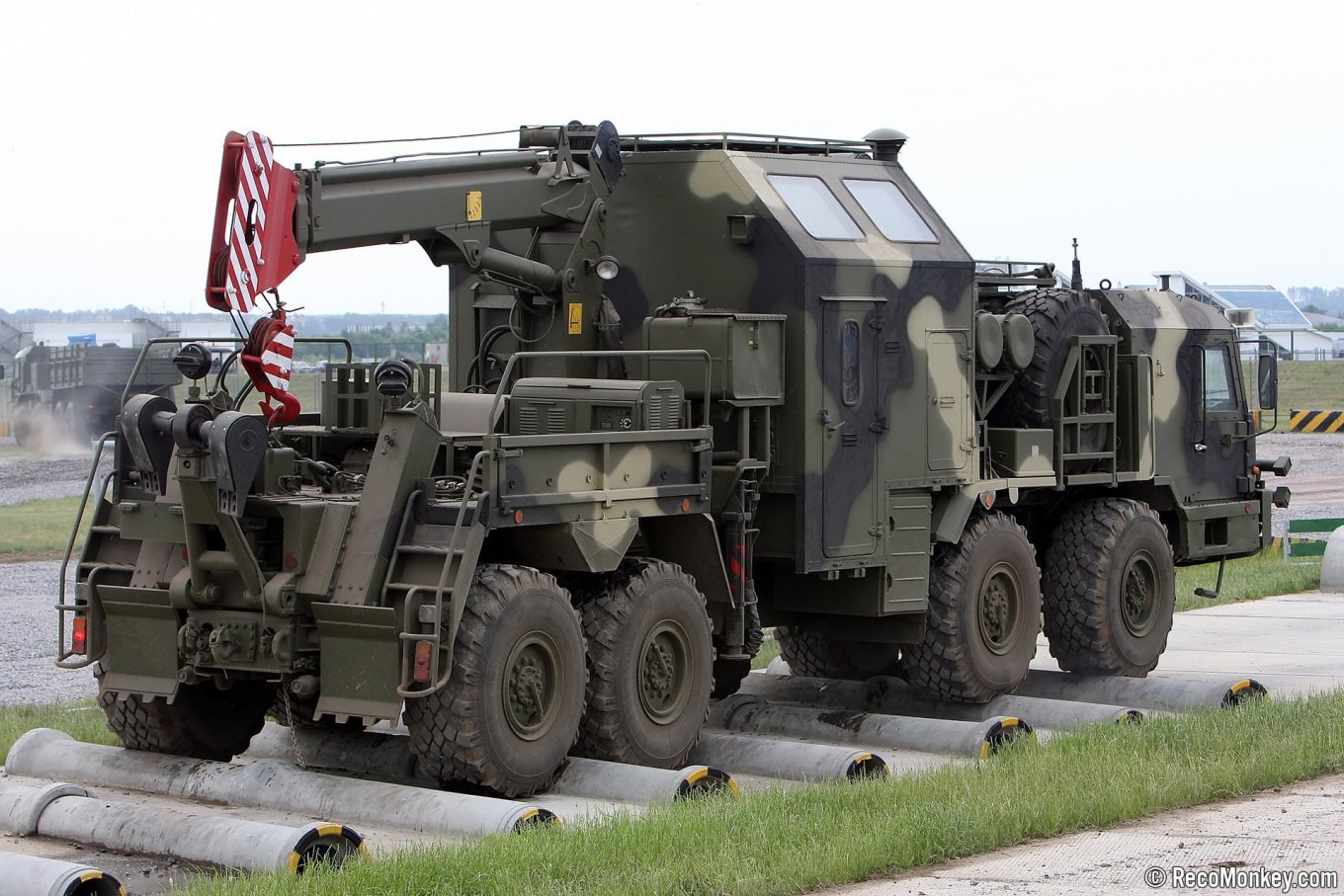 Russia’s Armoured Recovery Vehicle REM-KS For Iskander Was Drawn In Kharkiv (Photo), Defense Express, war in Ukraine, Russian-Ukrainian war