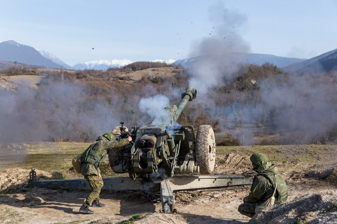 russia’s towed howitzer D-30, illustrative photo of pre-war times, Defense Express