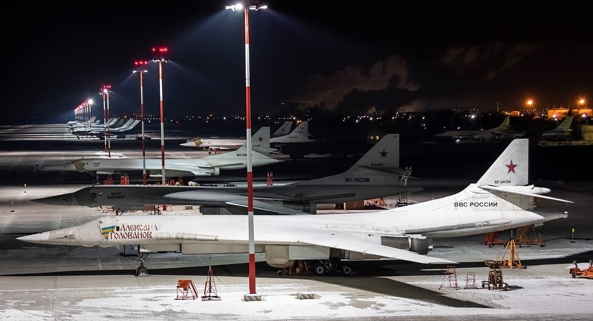 Tu-160 bombers at the Olenya air base, russia, October 2022 / Defense Express / One Third of russia's Combat-Ready Tu-95MS and Tu-22M3 Bombers Gathered at Olenya Air Base (Satellite Imagery)