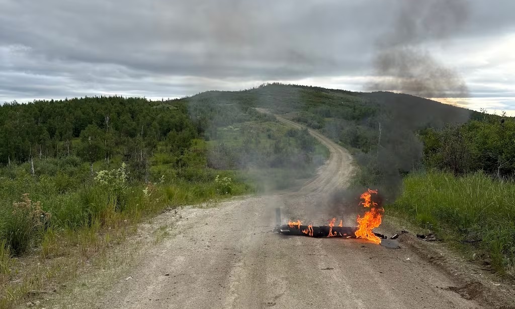 The Dragoon Sender UAV burns on the ground after being jammed by EW and missing its target / Defense Express / U.S. Army Wants Own Drone Amazon Similar to Ukraine's Brave1 Market