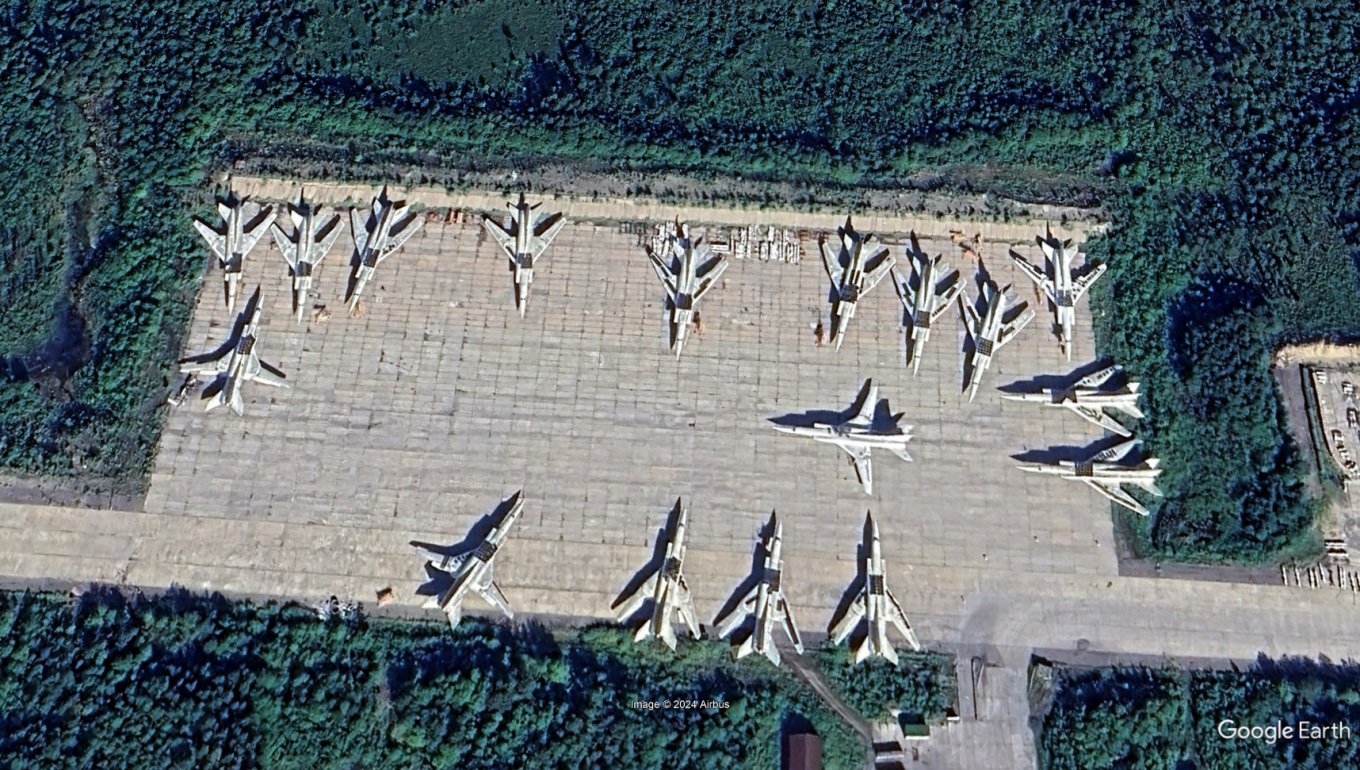 Tu-22M3 bombers at Olenya air base, archive imagery frombefore the Ukrainian drone strike / Defense Express / Year Later, Pentagon Explains What's the Point of Aircraft Drawings and Tire Coatings at russian Military Airfields