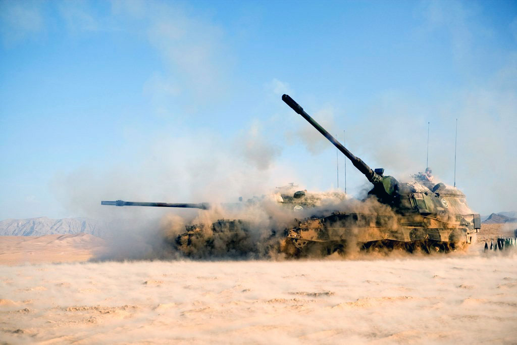 PzH 2000 self-propelled guns at a live fire exercise / Defense Express / PzH 2000 For Ukraine Bought Even From Qatar: Estimate of Remaining Stockpile