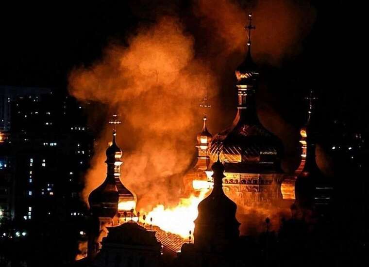 russian terrorists massively attacked Kyiv on Monday night. In the photo - a fire on the roof of the Assumption Cathedral on the territory of the Kyiv Pechersk Lavra as a result of the russian attack