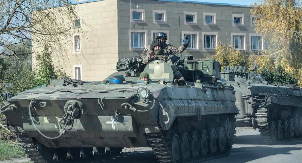 A BREM-Ch recovery vehicle of the UAF tows a captured russian BMP-1 in Kupiansk, October 2022 / Defense Express / Ukraine's Defense Ministry Reports 1,500 Armored Vehicles Returned to the Army, What This is About