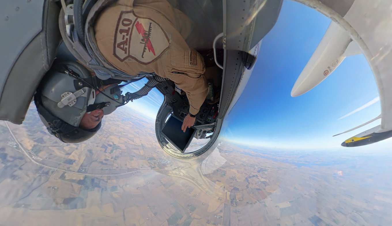 A battle manager sends real-time commands to AI-controlled aircraft during a flight test over Iowa / Defense Express / Two AI-Controlled L-29 Delfin Loyal Wingmen Successfully Defeat