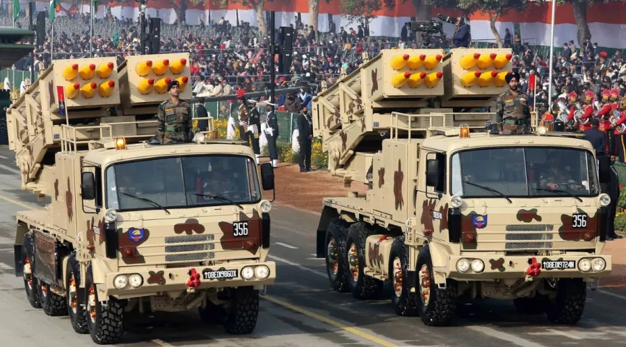 Pinaka rocket system during a parade in India / Defense Express / Paris Calls Buying HIMARS Risky, Considers Local Production of Korean K239 Chunmoo or Indian Pinaka
