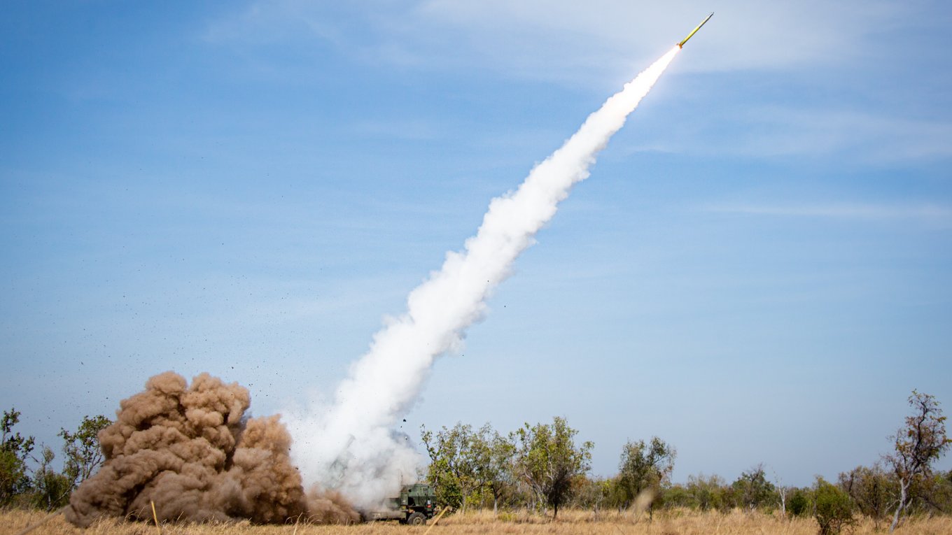 Ukraine's HIMARS Can Fire Over 400 GMLRS Rockets in a Single Salvo: What Is Current U.S. Production Rate?, Defense Express