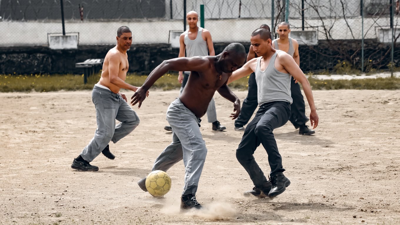 russian Mercenary from Uganda Surrenders to Ukrainian Warriors: How He Got Into russia’s War Against Ukrain, POW play football in Ukrainian Center for POW