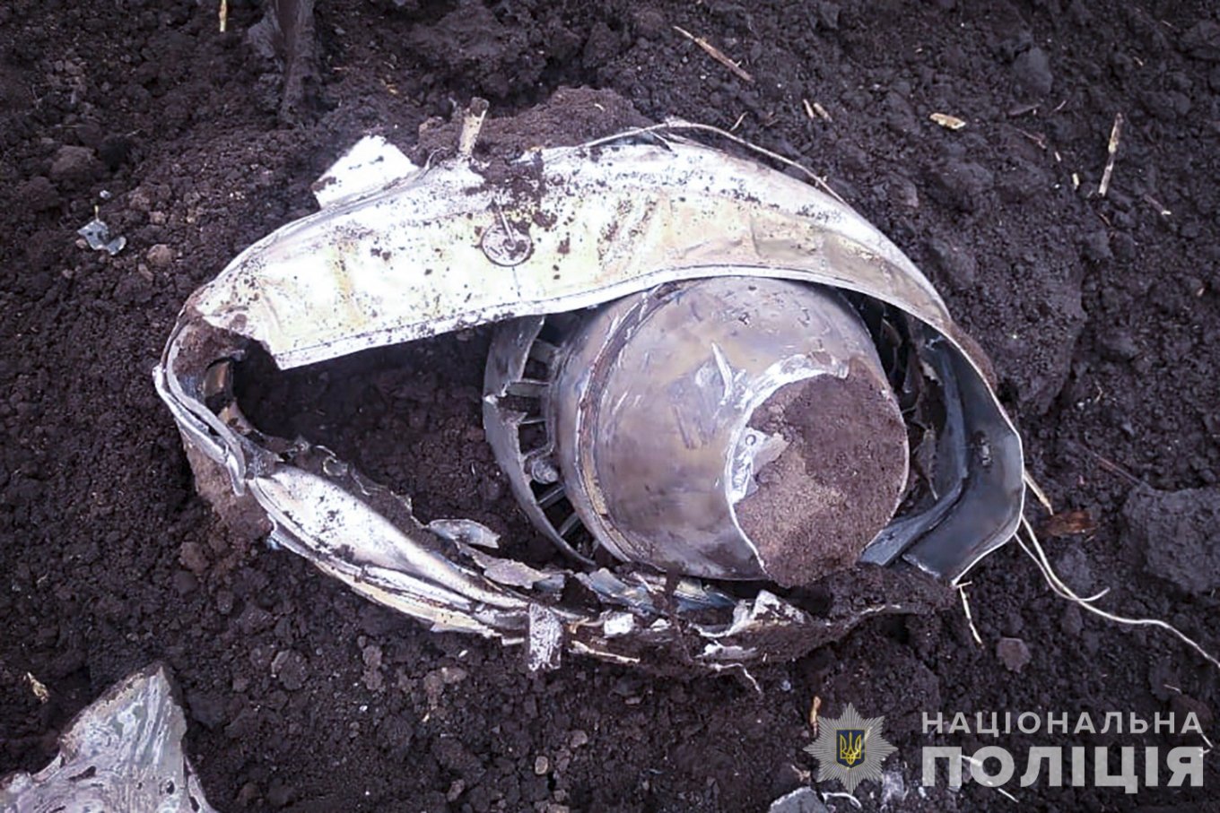 Ukrainian police safely dismantle 280 kg warhead in a plowed field Defense Express The Explosive Ordnance Disposal Team Neutralizes russian Kh-59 Missile in Sumy Region (Photos)