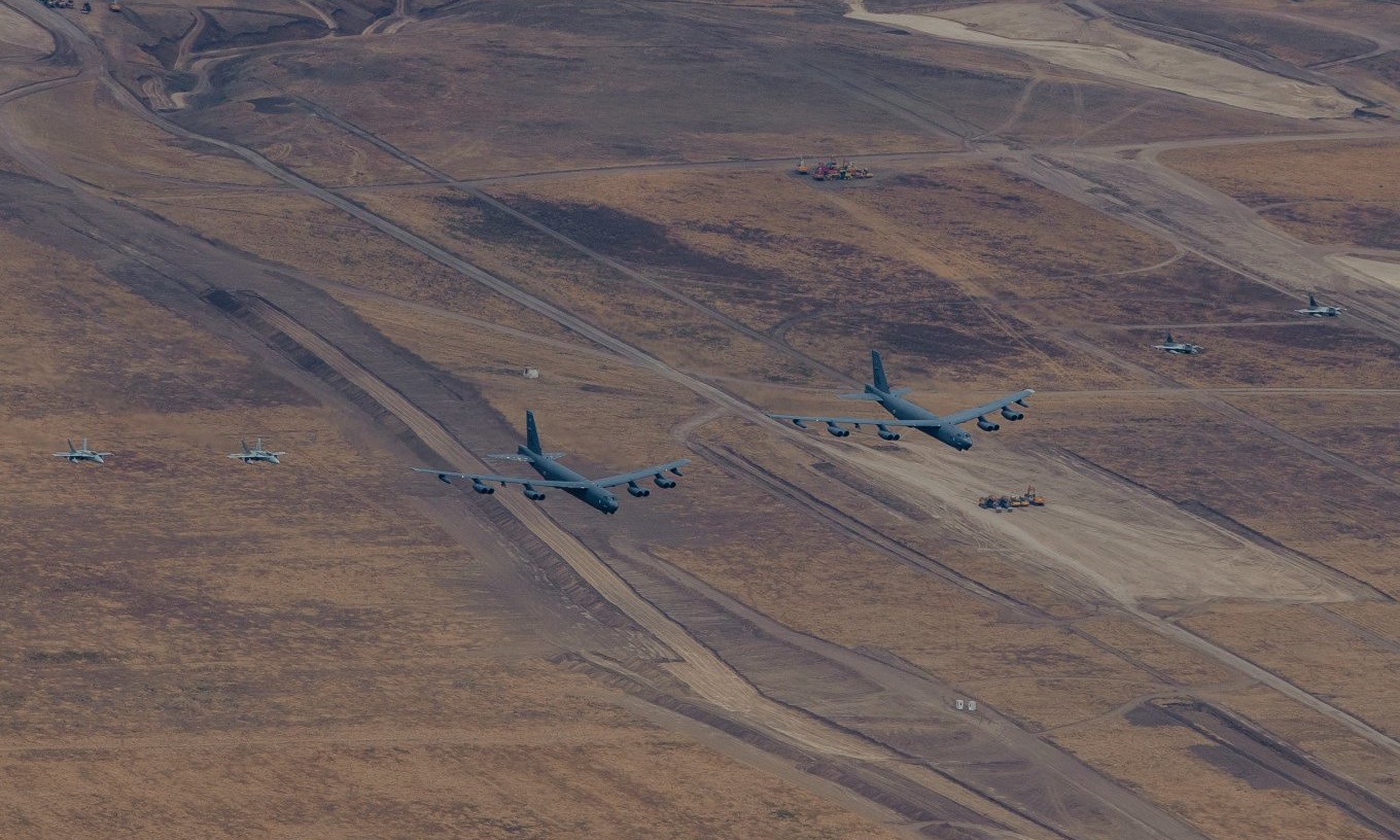 American B-52 bomber fly over the Mihail Kogălniceanu air base in Romania, July 2024 / Defense Express / With Only 377 T-55/TR-85 Tanks to Its Name, Romania Counts on France and NATO If War With russia Were to Break Out