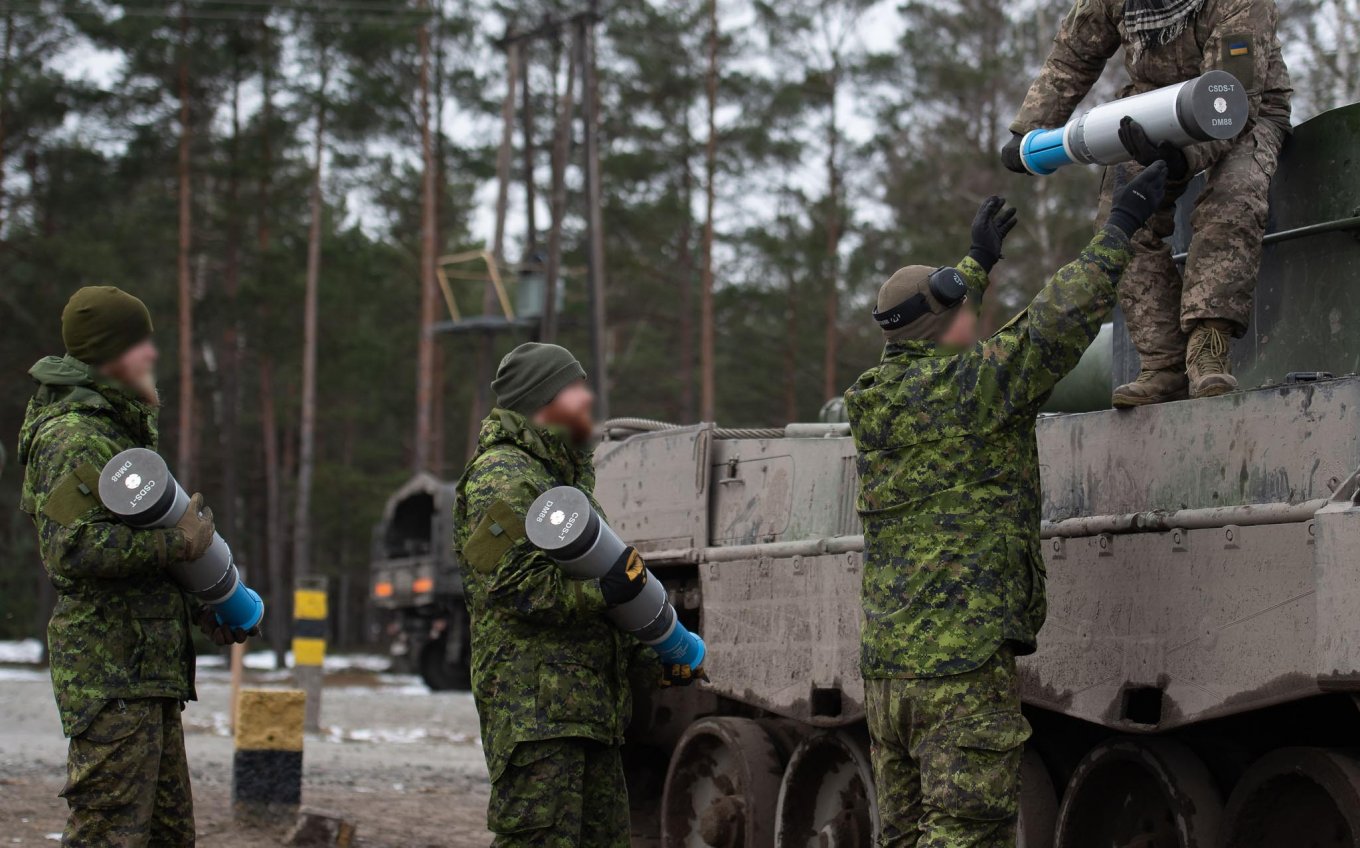 Canadians Published Photo How They Are Instructing Ukrainian Recruits in Leopard Tanks, Defense Express