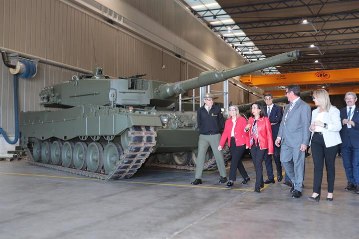 The Minister for Defence, Margarita Robles, oversees one of the tanks during her visit to the Santa Bárbara Sistemas factory