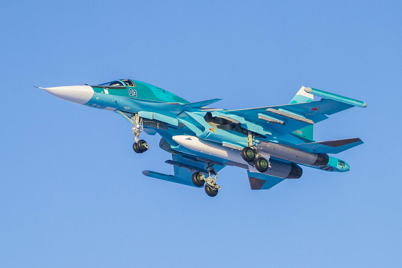 Su-34 with the PTB-3000 directly under its belly / Defense Express / How Possible is to Turn 3-ton FAB-3000 Dumb Superbomb into a Smart Glide Munition and Which Aircraft can Lift It