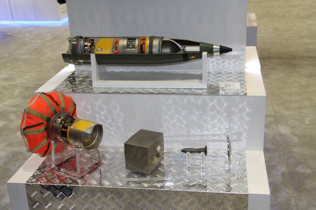 The insides of the SMArt 155 ammunition and the submunition with a parachute