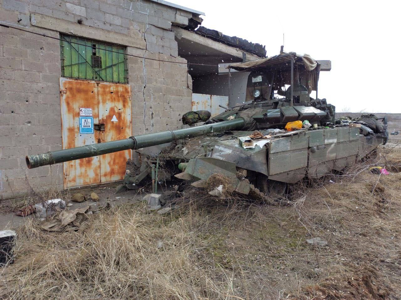 Destroyed enemy tank on the outskirts of Mariupol, open source image