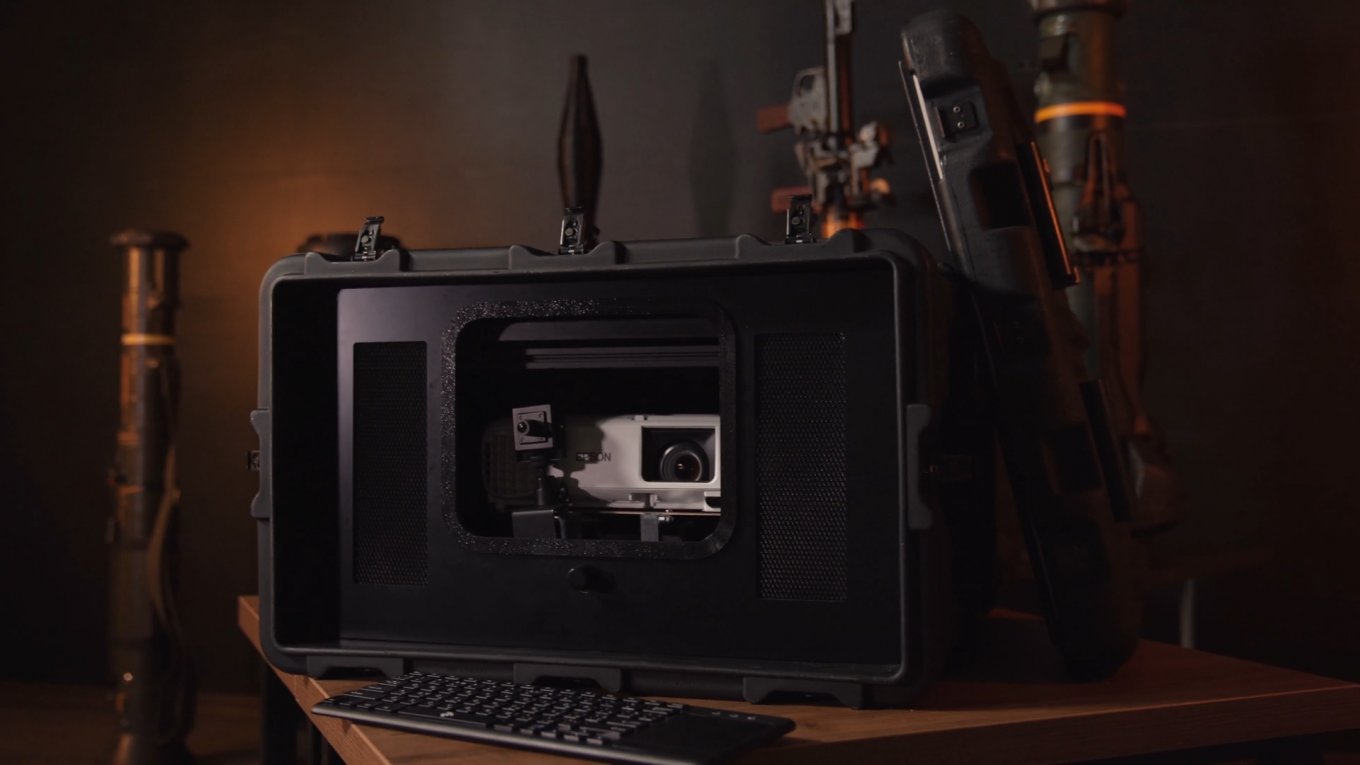 The kit is known as the UNITS LT – it consists of a portable laser trainer and a controller