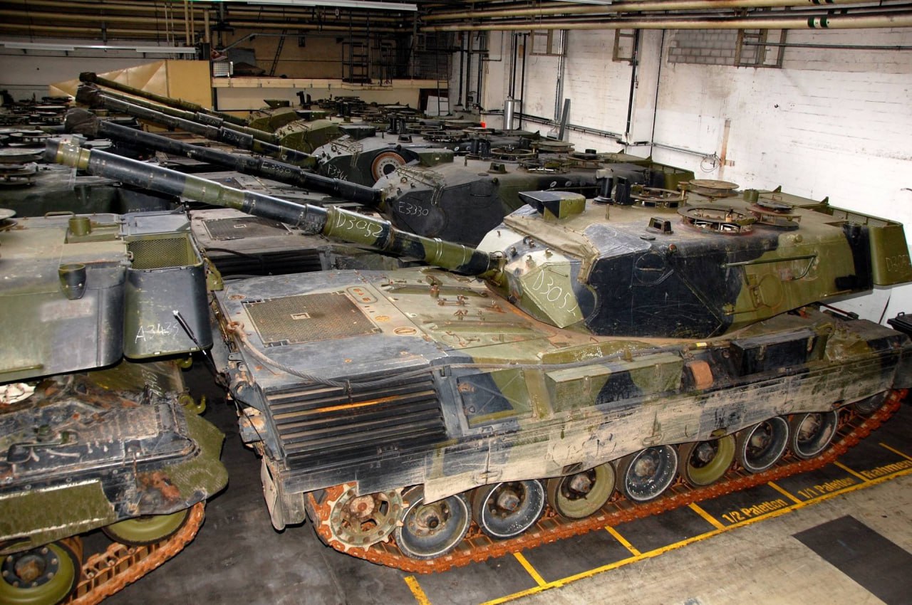 Denmark Announced Transfer of Another 45 Tanks to Ukraine: In Addition to Leopard 1, T-72s Were Also Mentioned, Leopard 1A5-DK tanks in the warehouse of Fahrzeugbau Gesellschaft, Defense Express