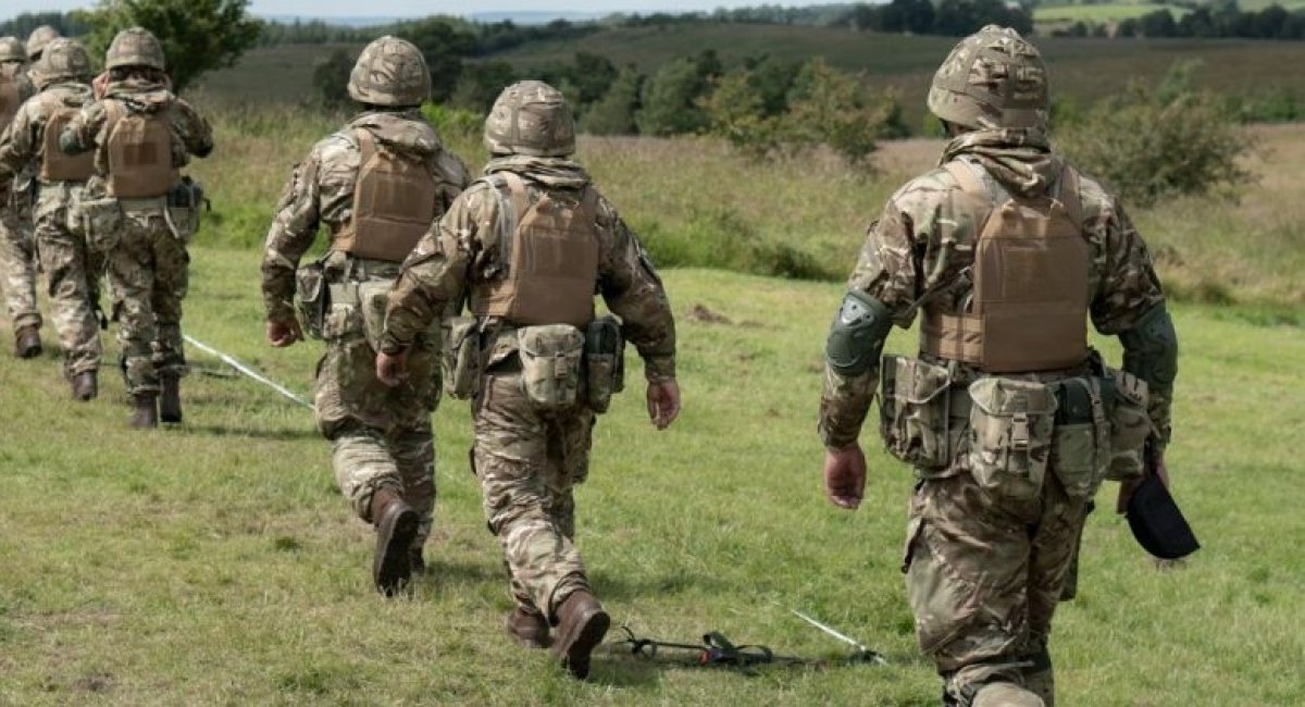 Ukrainian Armed Forces soldiers during training on the training grounds in the United Kingdom, Defense Express