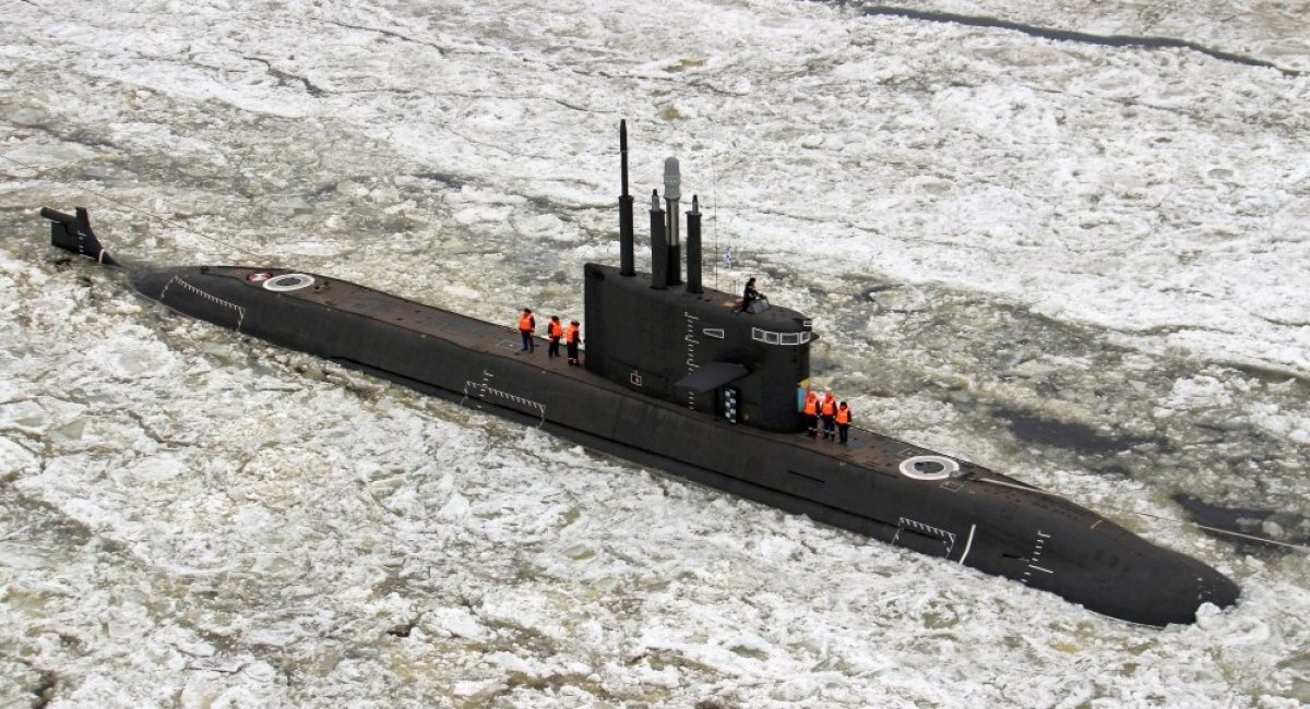 russian B-586 Kronstadt submarine of the Project 677 during tests in December 2021, Despite Moskva Missile Cruiser Demise russians Want to Modernize Flagship of Northern Fleet  the Pyotr Velikiy Сruiser, Defense Express