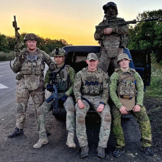 Ukrainian fighters in Multicam, A-TACS FG, PenCott Greenzone, and P1G-Tac Field Frog camouflage / Defense Express / Ukrainian Army Welcomes New MM-25 Camouflage: Will It Phase Out Pixel