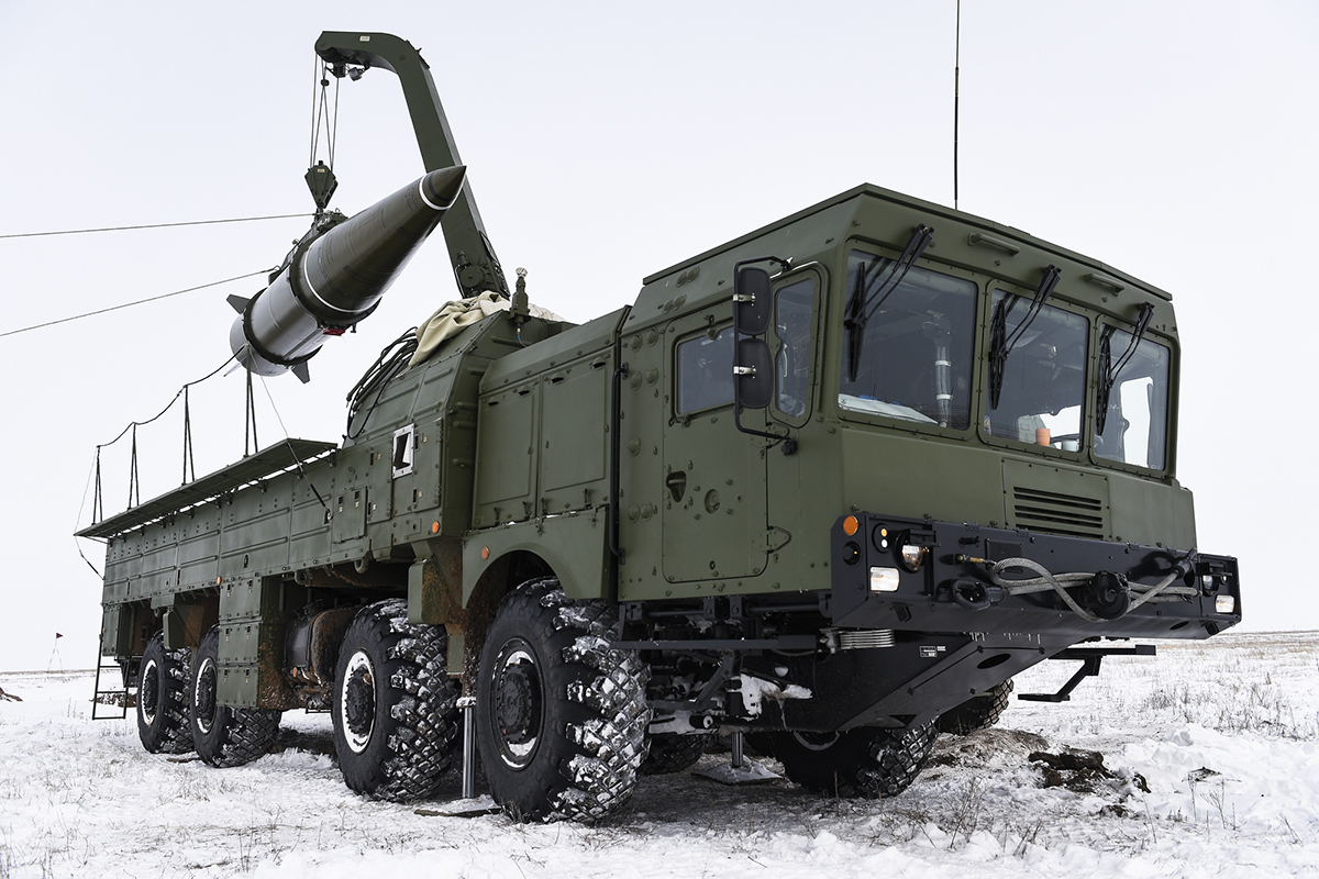 russian Iskander ballistic missile system / Defense Express / Germans Seem Quite Proud of Sending 30 Patriot Missiles to Ukraine: How It Came to This and What Can Be Done