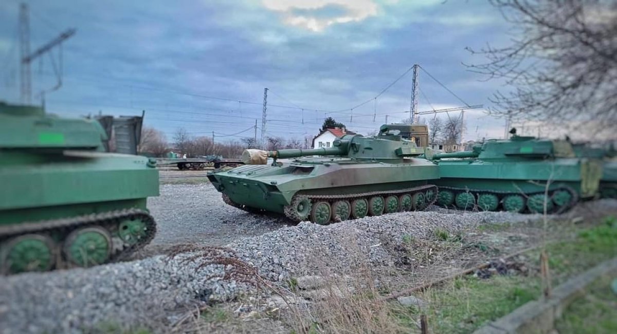 Illustrative photo: Bulgarian 2S1 Gvozdika self-propelled guns are taken out from long-term storage, spring 2024 / Defense Express / 2S1 Gvozdika in Polish Camo Spotted in Service With Ukrainian Forces, What It Means