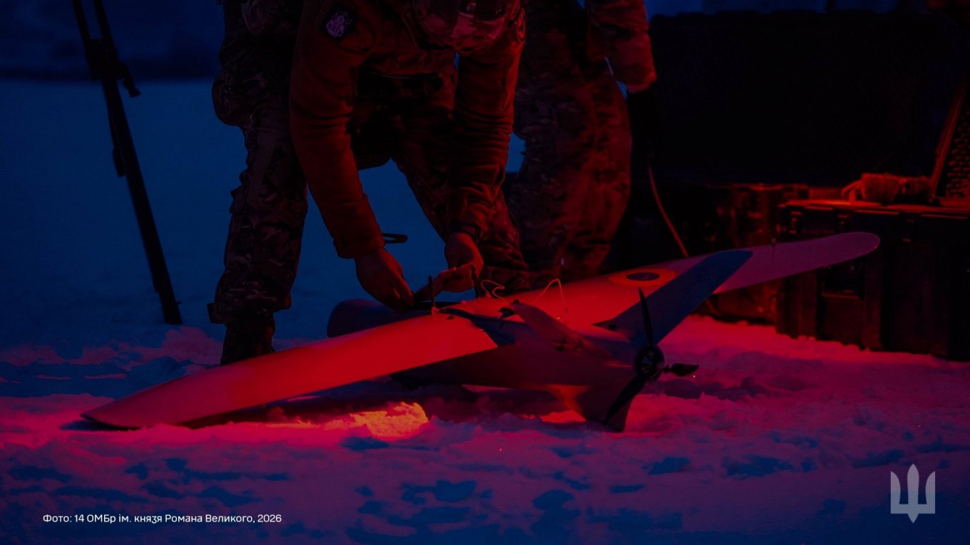 Illustrative image Defense Express russia Uses Unarmed Soldier as "Living Antenna" for Drones on the Pokrovsk Axis