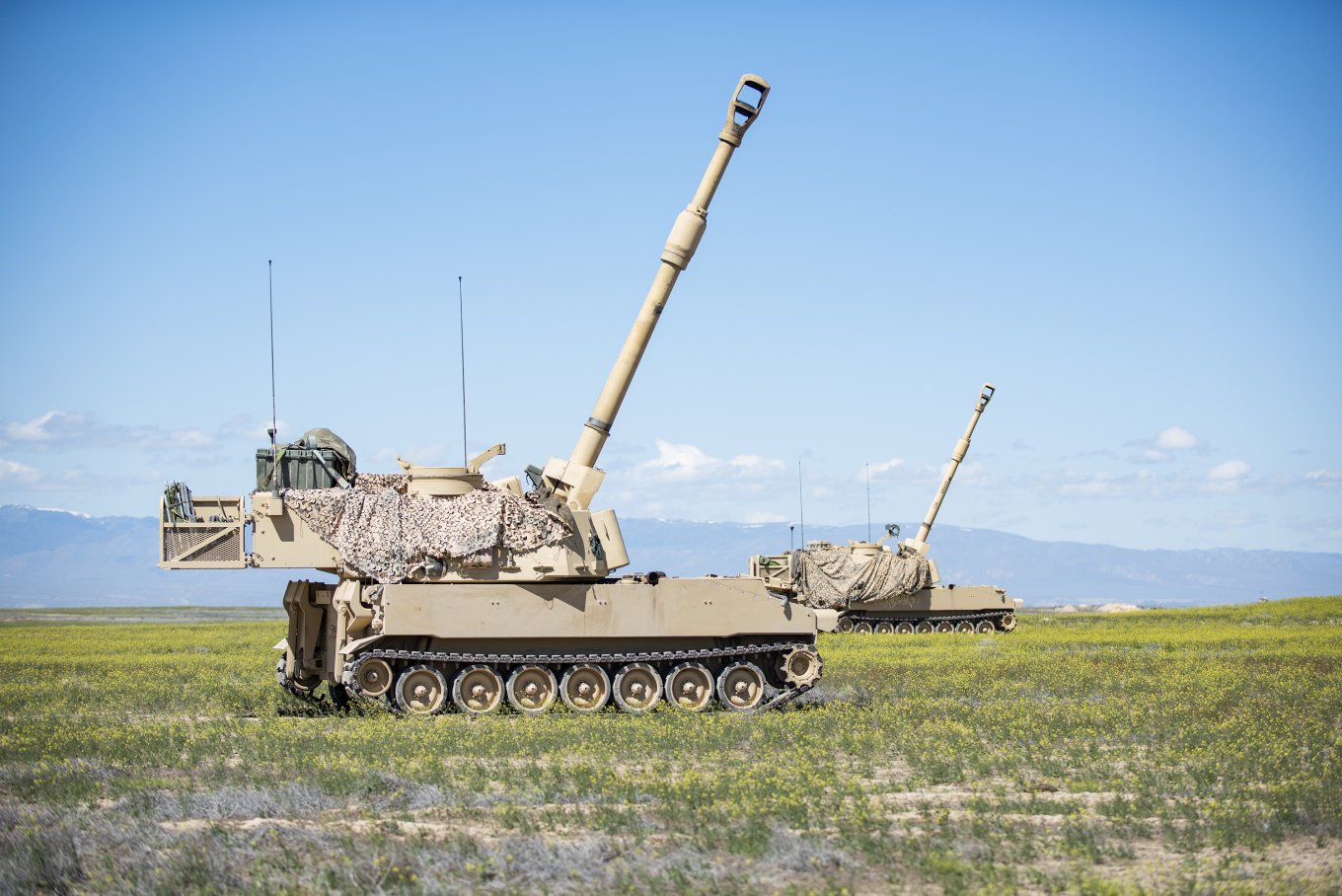 U.S. Retires Heavy Weapons, Will Ukraine Be Able to Buy Them, American 155mm M109A6 Paladin turreted self-propelled howitzer
