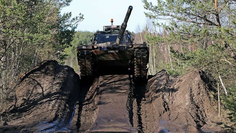 Ukrainian military learnvarious aspects of operating Leopard 2 MBT, but shooting is the primary focus