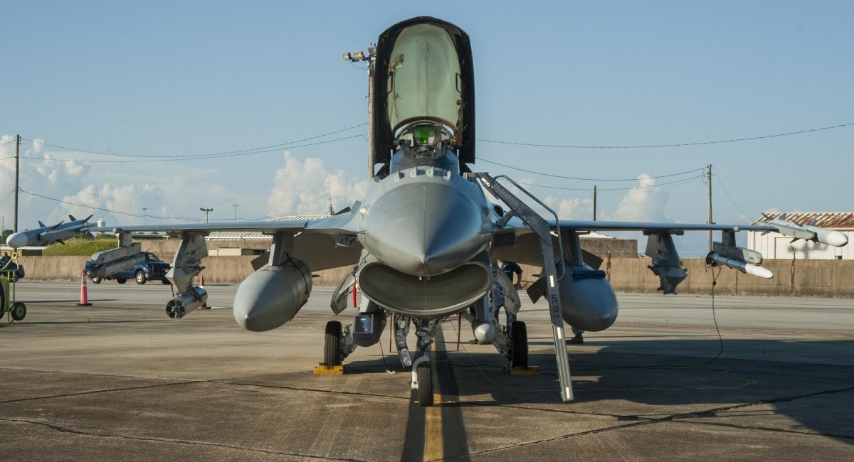 F‑16 fighter with APKWS rockets