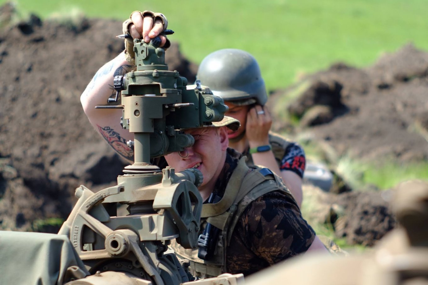 Ukrainian artillerymen make a fire from american M777 howitzers