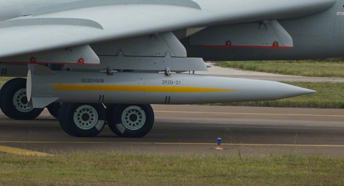 Chinese 2PZD-21 ALBM under the wing of an H-6K bomber, November 2022