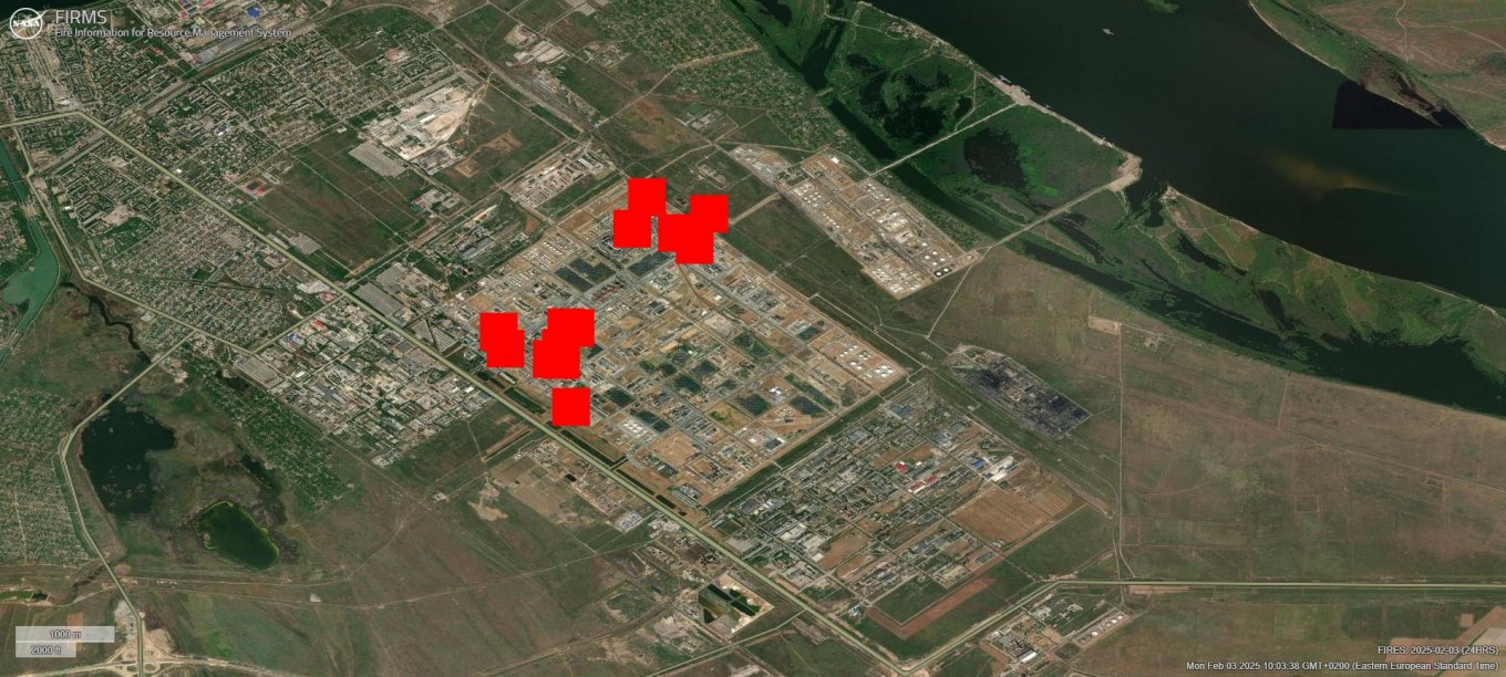 Satellite imagery of Lukoil's oil refinery in Volgograd with zones affected by fire highlighted / Defense Express / Ukraine's Drone Strike Geography Expands With the Overnight Attacks on Volgograd and Astrakhan