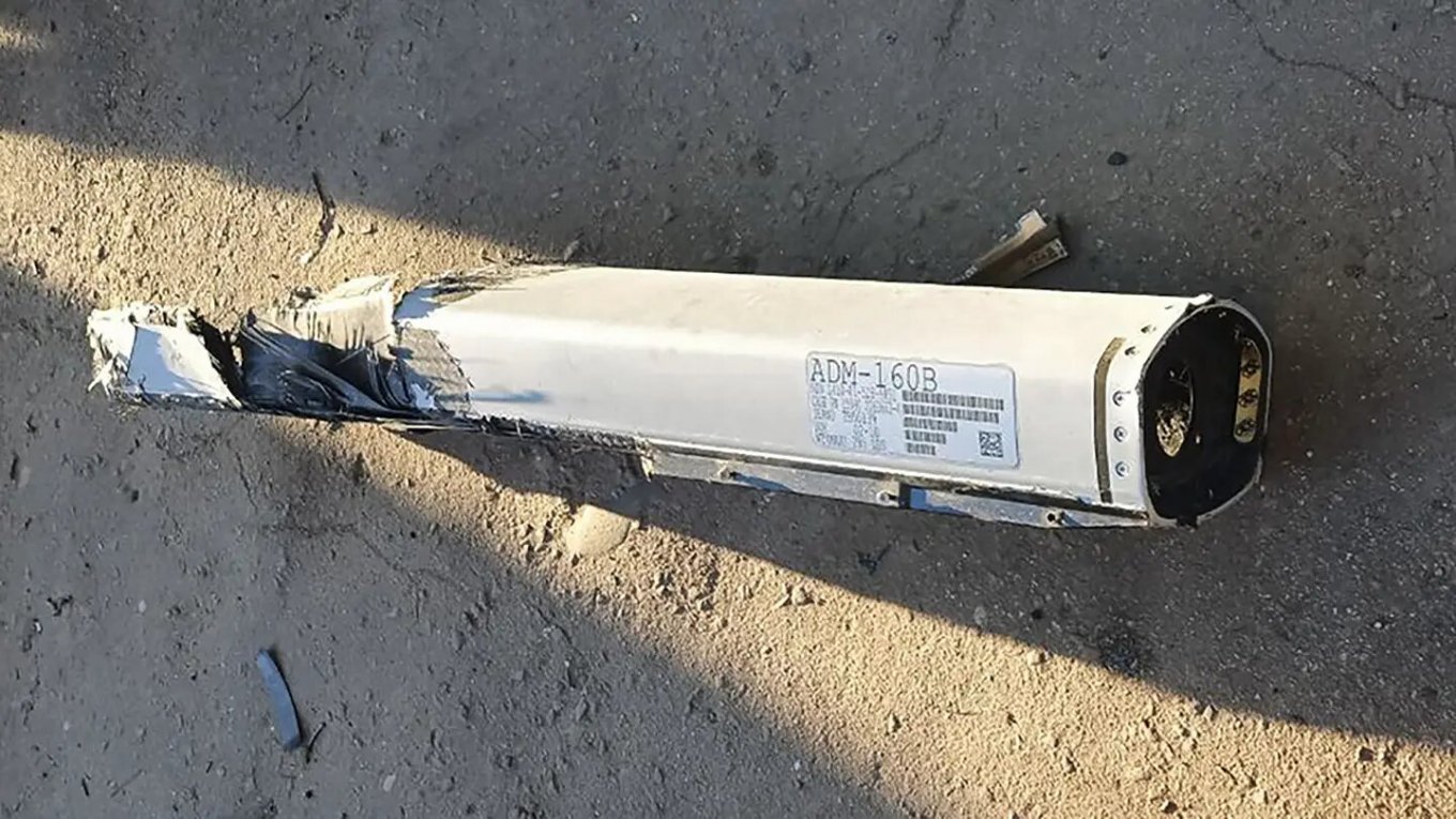 A fragment of an ADM-160B MALD found by russians in the temporarily occupied territory of Ukraine, May 2023 / Defense Express / Must-Have of Any Air Attack: ADM-160 MALD Decoys Now Integrated Into Ukraine's Su-27