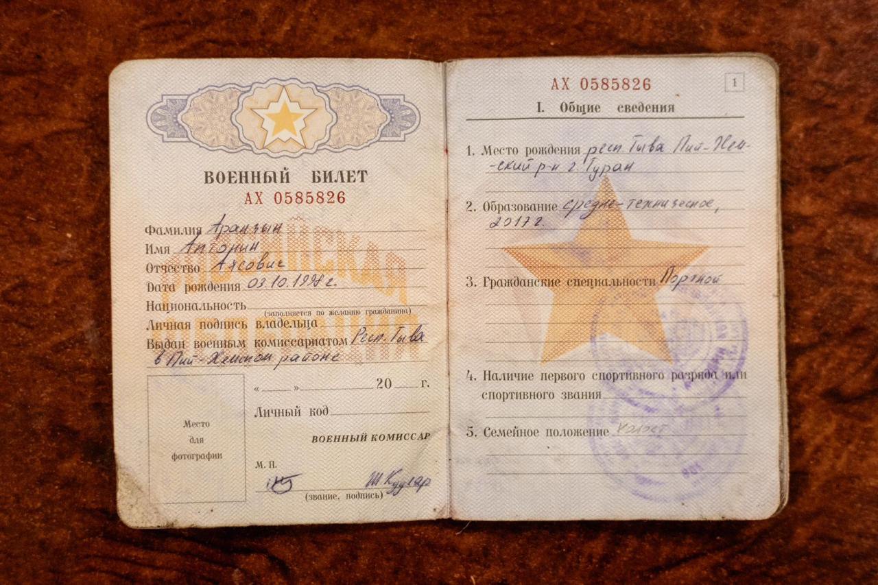 The military ticket issued by russia to the North Korean soldier saying he is a native of Tuva / Defense Express / Ukrainian Special Forces Take Two N.Korean Soldiers Captive (Video)