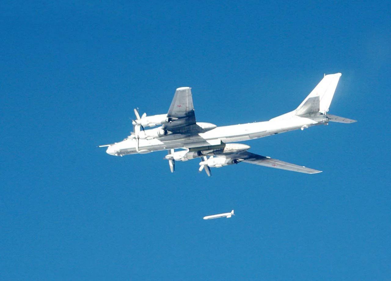 Kh-101 cruise missile launch from a russian Tu-95MS bomber, Defense Express
