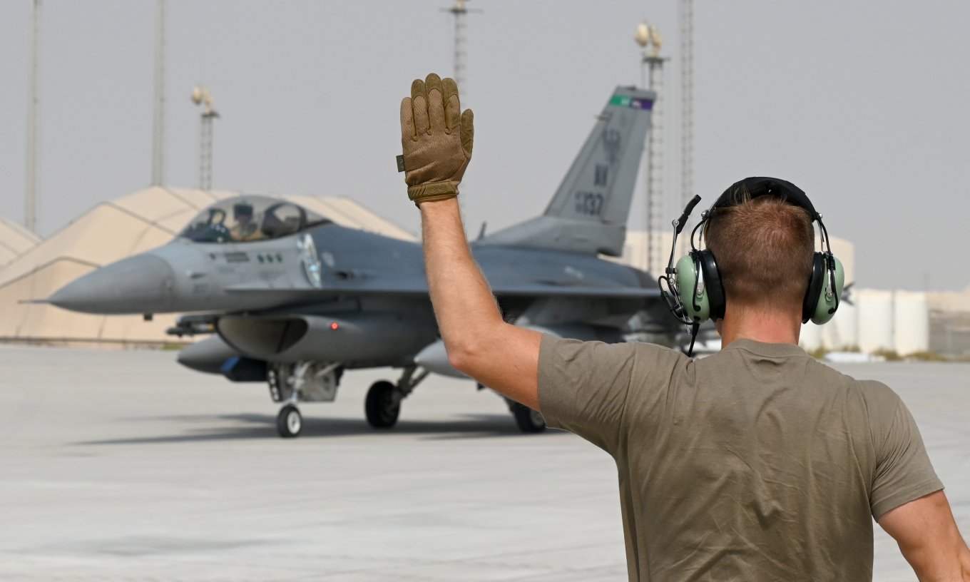 The New Deadlines for Completing the Training of the First Group of Ukrainian F-16 Pilots Have Been Named, F-16 Fighting Falcon multirole fighter, Defense Express
