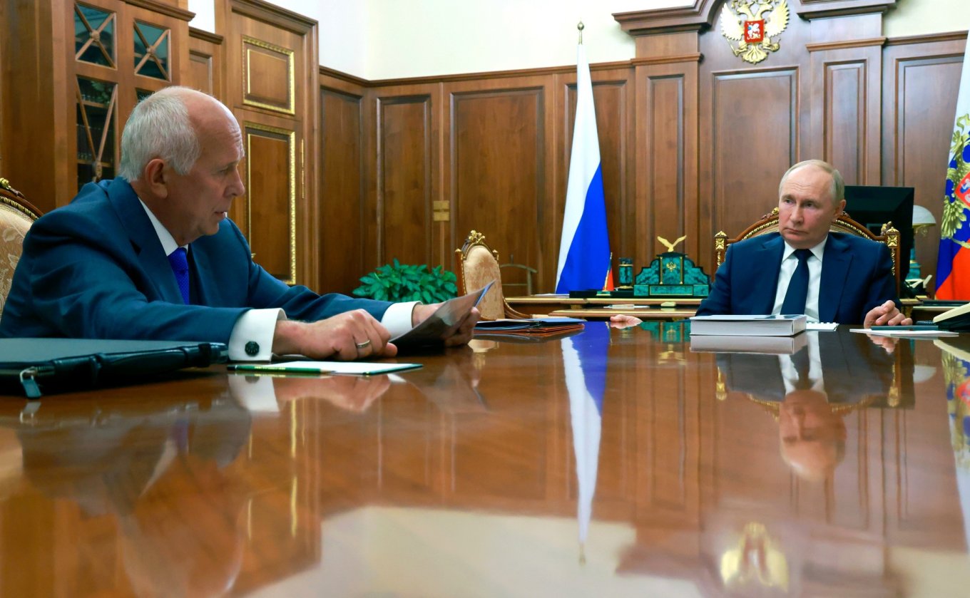 Sergey Chemezov (left) reports to Vladimir Putin (right) / Defense Express / Case of Main Arms Manufacturer Rostec As Example of russia's Transition to Wartime Economy