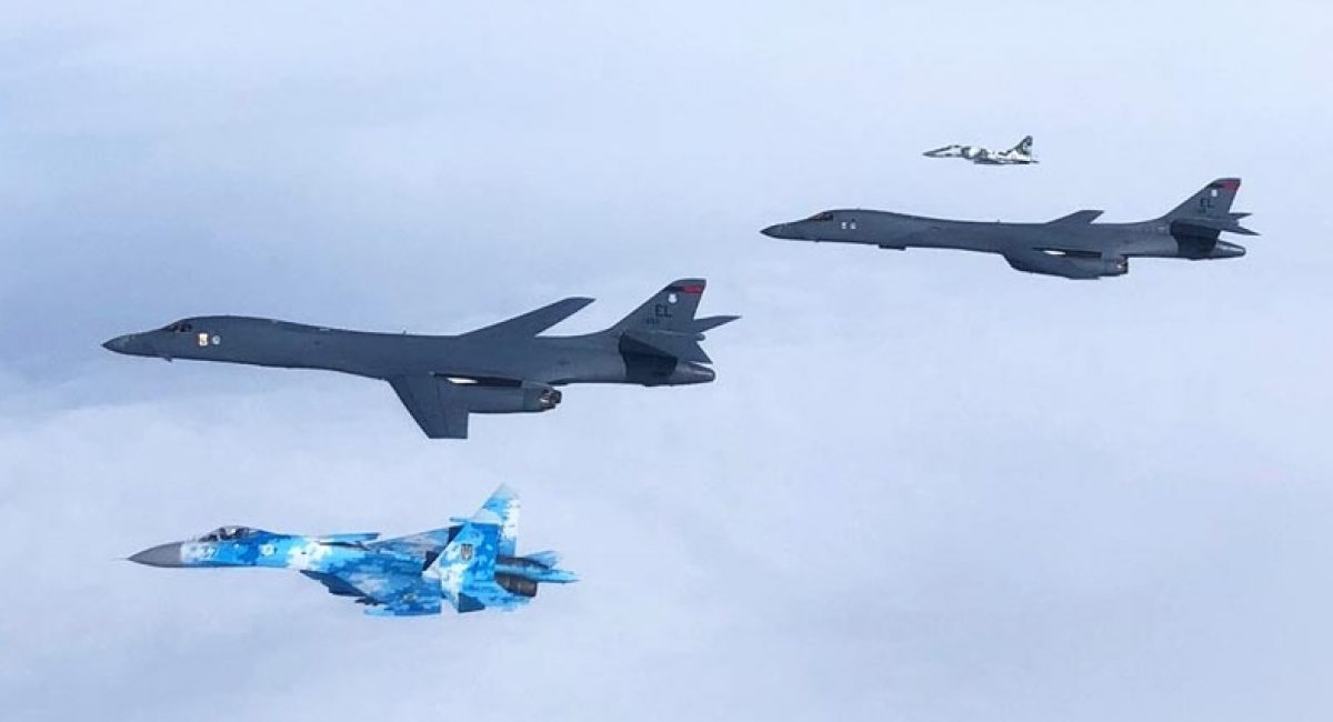 Ukrainian Air Force Su-27 and MiG-29 fighters escorting American B-1B Lancer bombers / Open source photo