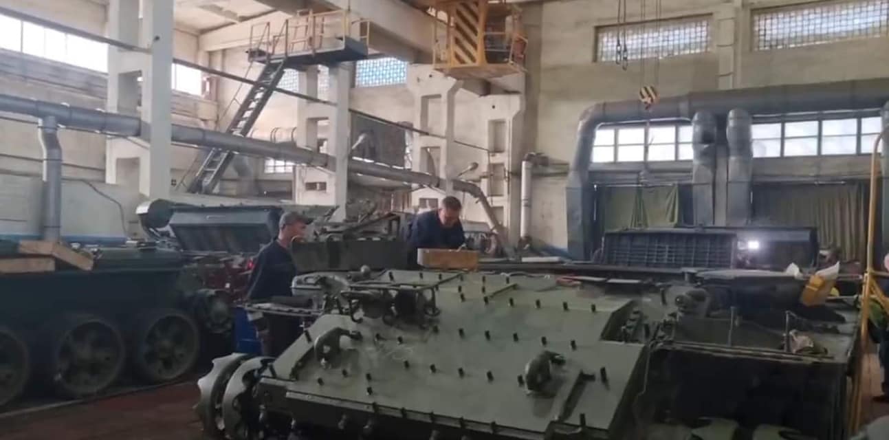 Works on repairing russian T-62, open source illustrative photo