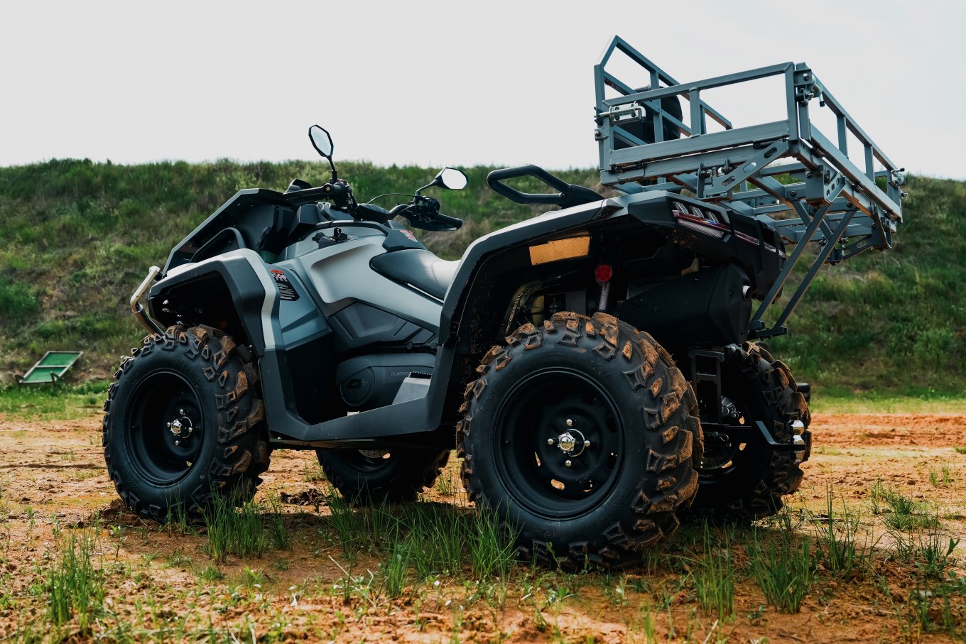 The universal tactical cargo rack installed on the ATC Nord 1000 is adapted for quick attachment of medical stretchers or standard ammunition boxes / Open source photo